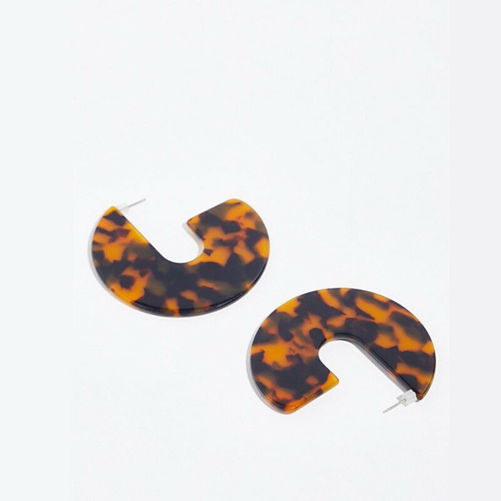 Leopard Chic Acrylic Tortoise Shell Hoop Earrings - Picture 3 of 7
